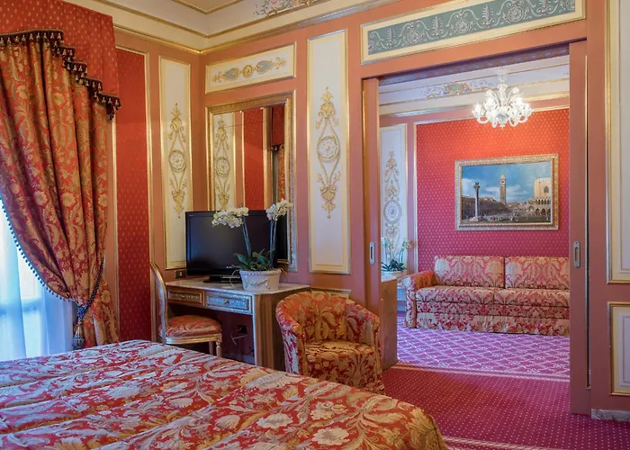 蕾佳娜皇宫酒店